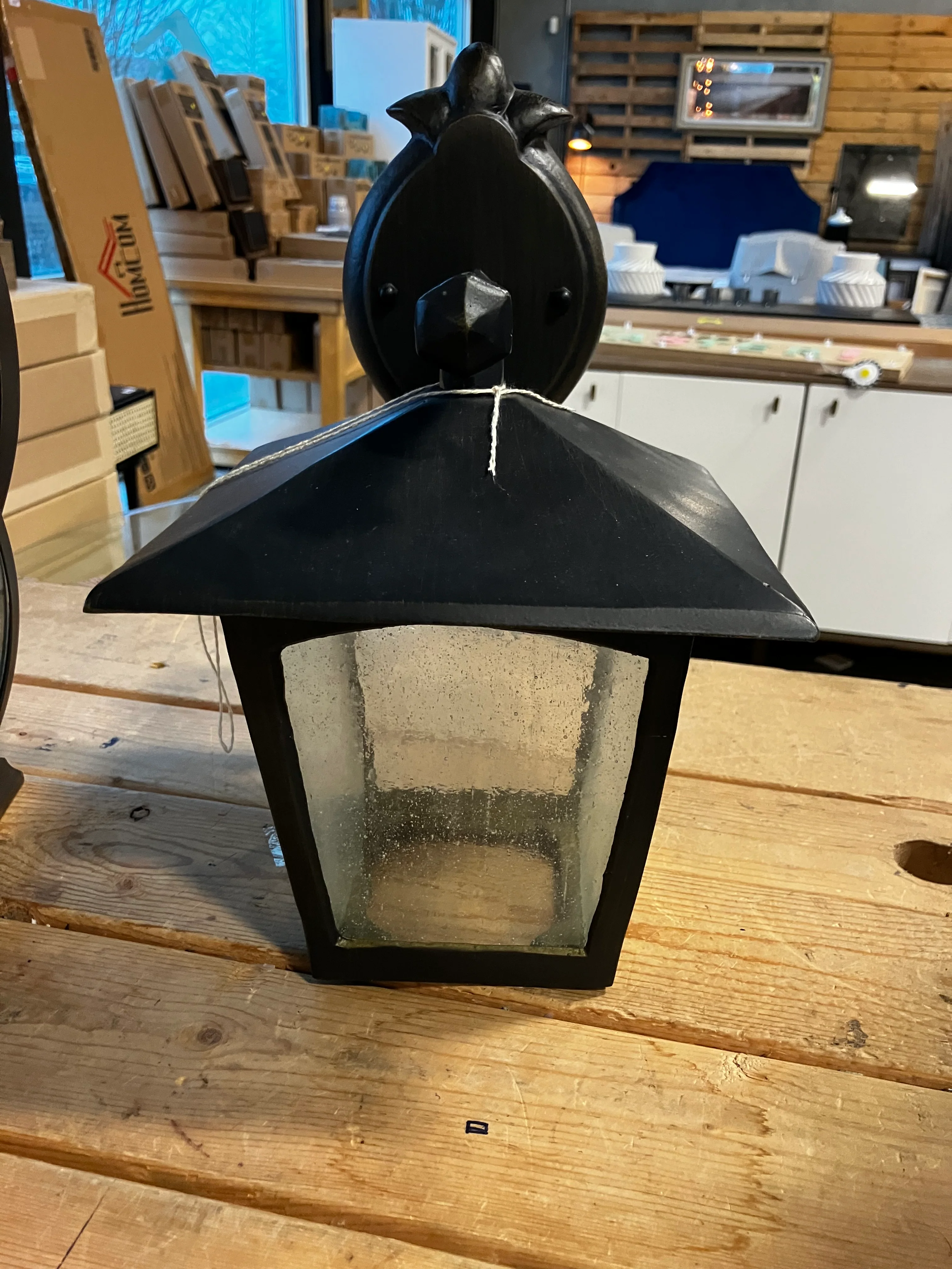 Classic-Style Outdoor Wall Lantern - Image 2