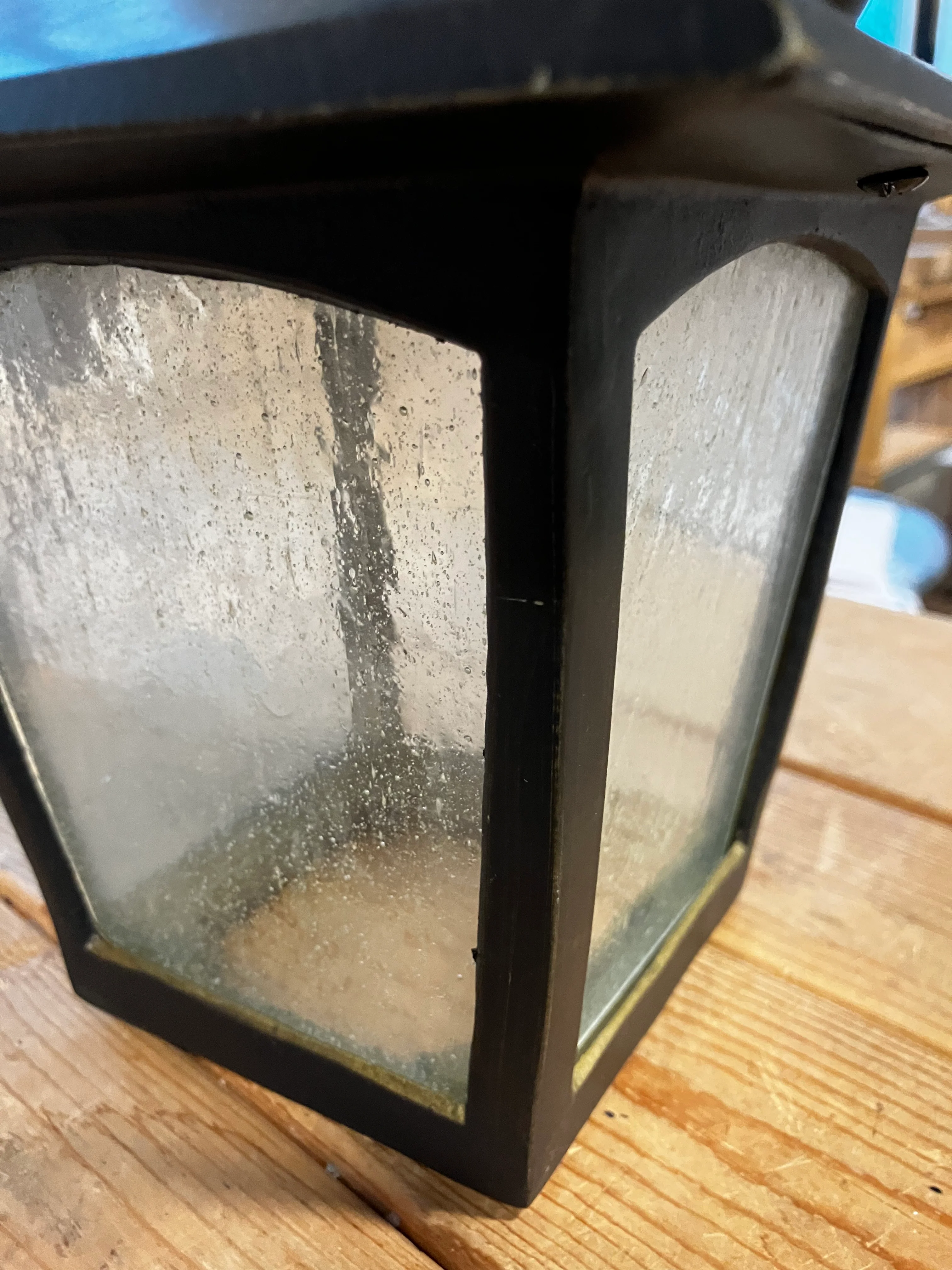Classic-Style Outdoor Wall Lantern - Image 4