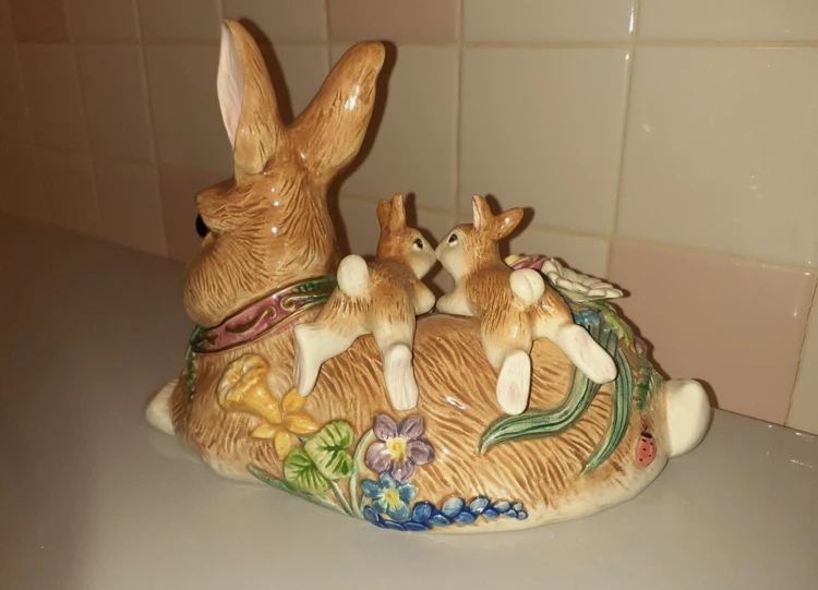 Fitz & Floyd Classics Rabbit Mom with 2 Bunnies Figurine - Image 3