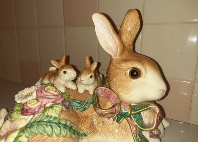 Fitz & Floyd Classics Rabbit Mom with 2 Bunnies Figurine - Image 4