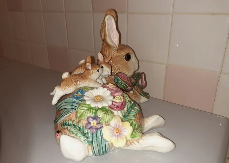 Fitz & Floyd Classics Rabbit Mom with 2 Bunnies Figurine - Image 6