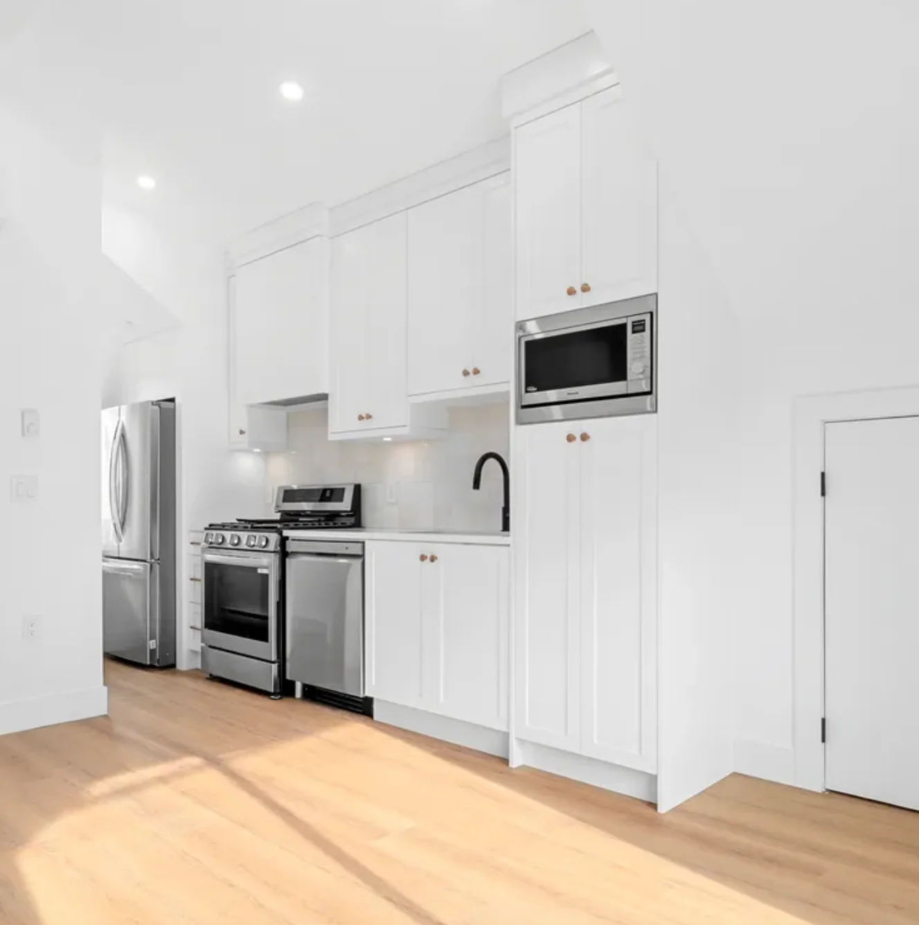 8 Piece Kitchen Cabinet Set in White (New) - Image 3