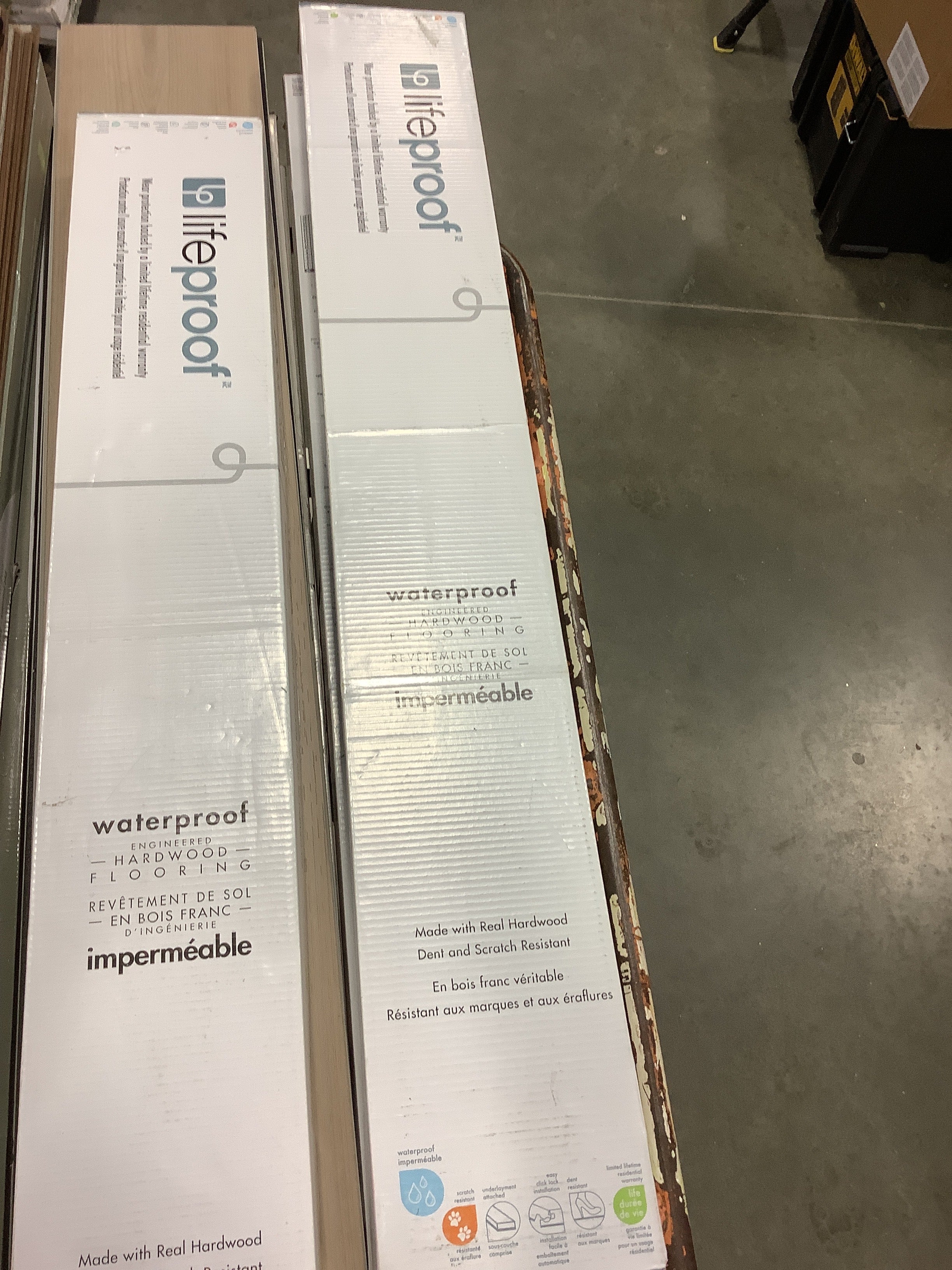 Lifeproof McCall 7mm x 6.5-inch x R/L Click Waterproof Engineered Oak Flooring (21.80 sq. ft./case) - Image 3