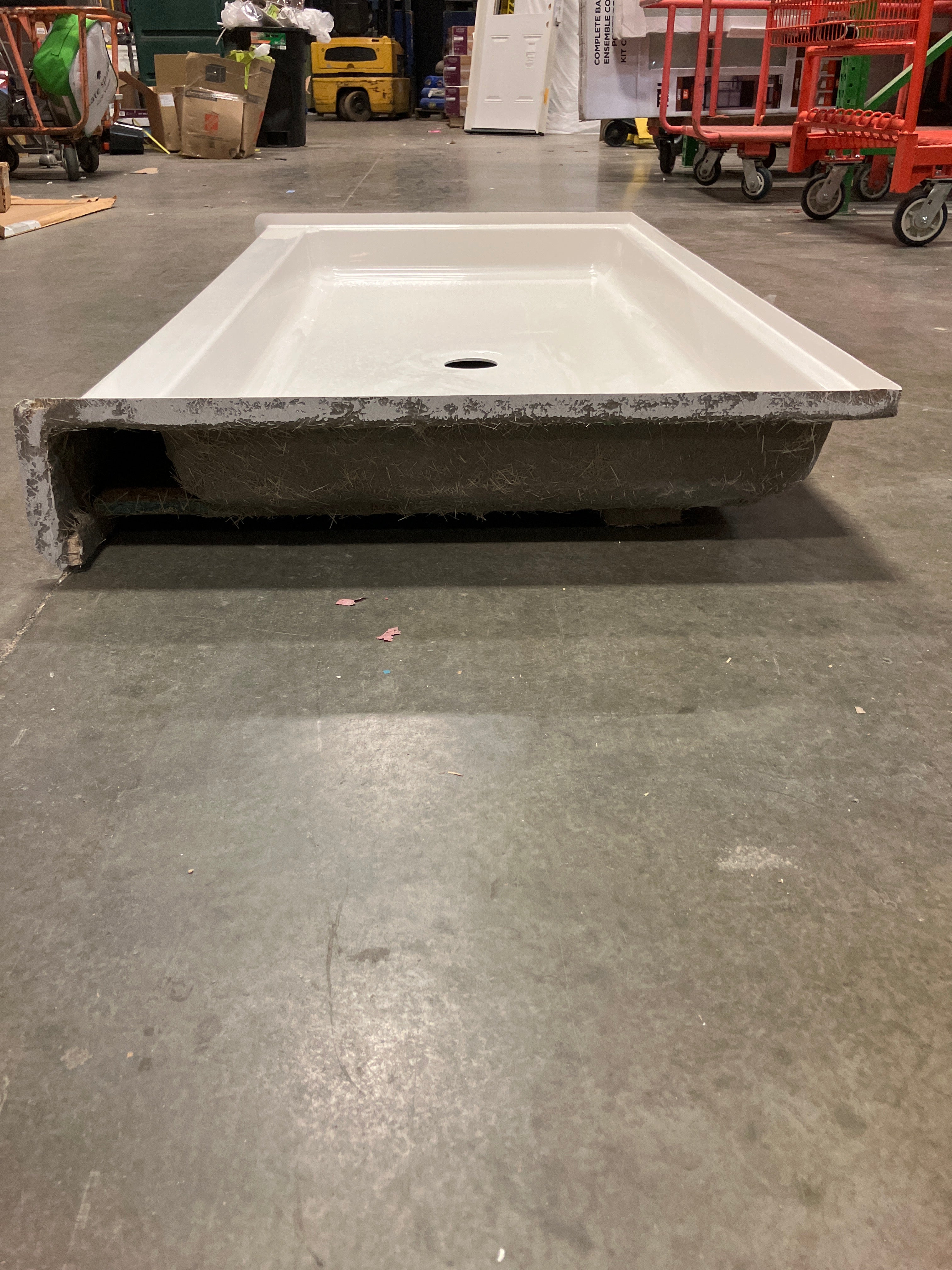 MAAX Alaska 60L x 32W x 7H Rectangular Centre Drain Fibreglass Shower Base Pan in White - Image 3